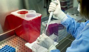Covid-19 v Sloveniji: pozitivna četrtina PCR-testov, virus vdrl v belo cono šempetrske bolnišnice