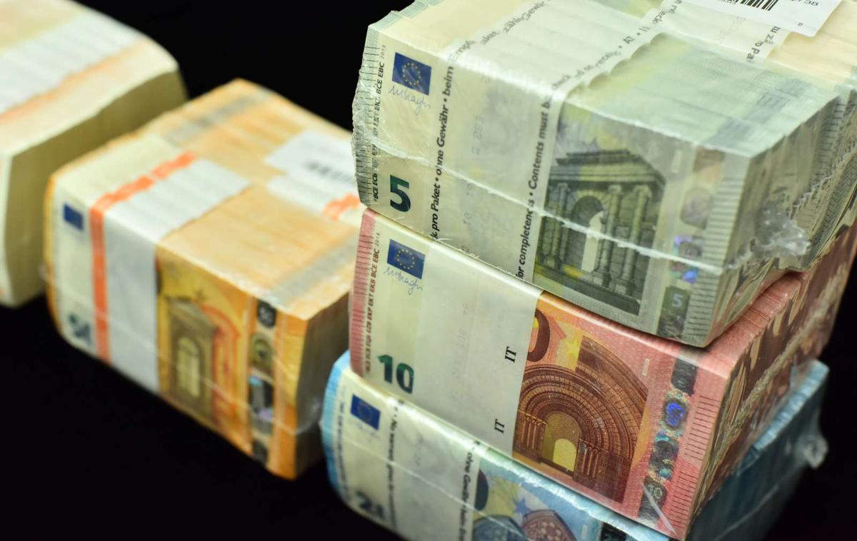 Denar | Zakon o izvrševanju proračunov za leti 2024 in 2025 določa, da se država lahko letos zadolži za največ 4,7 milijarde evrov, v letu 2025 pa za največ 4,3 milijarde evrov.  | Foto STA