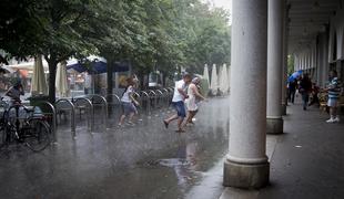 V Slovenijo prihajajo nevihte, na Hrvaški obali vročina ogroža življenja