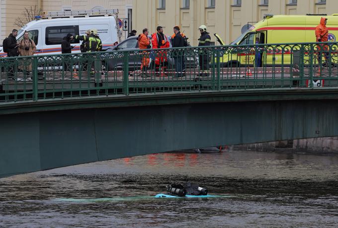Reševalci so iz reke potegnili skupno devet oseb. | Foto: Reuters
