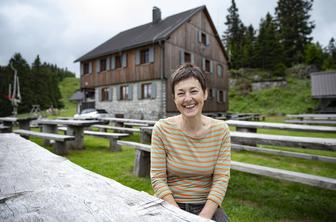 Življenje oskrbnice planinske koče na čudoviti predalpski zakrasneli planoti