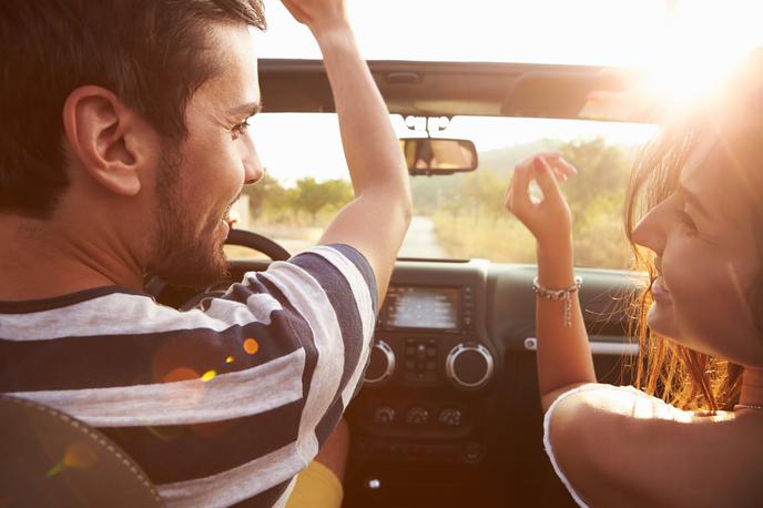 mladi, par, vožnja, ljubezen, poletje, avto | Foto Shutterstock