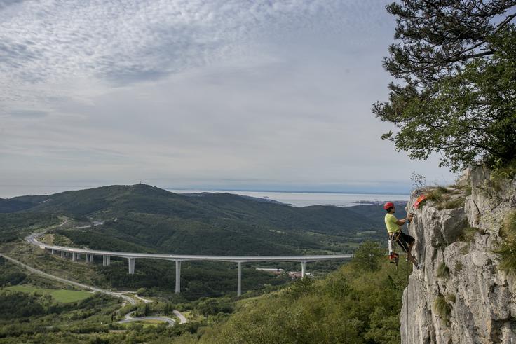 Po podatkih Planinske zveze Slovenije imamo okrog 120 urejenih naravnih plezališč, ki so opremljena z več kot 5.500 plezalnimi smermi. | Foto: Urban Urbanc/Sportida
