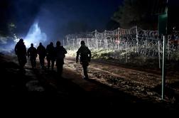 Skupina migrantov zopet prebila ograjo na beloruski meji #video