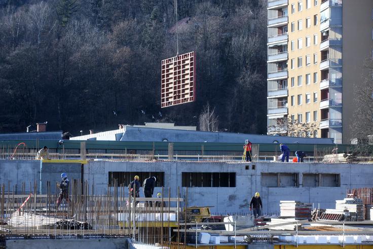 Na gradbišču nove ljubljanske soseske je bilo kljub nizkim temperaturam v petek zelo živahno. | Foto: Bojan Puhek