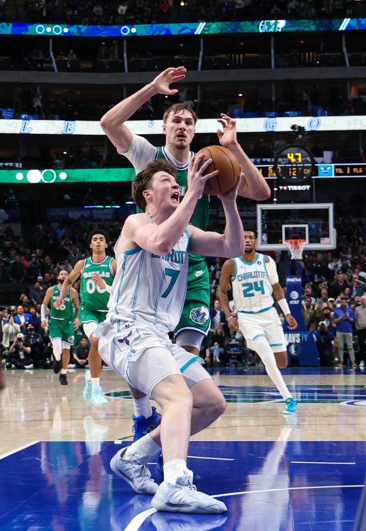 Kon Knueppel je na prvem medsebojnem dvoboju v ligi NBA premagal Coopra Flagga, čeprav je zadnji dosegel kar 49 točk. | Foto: Reuters