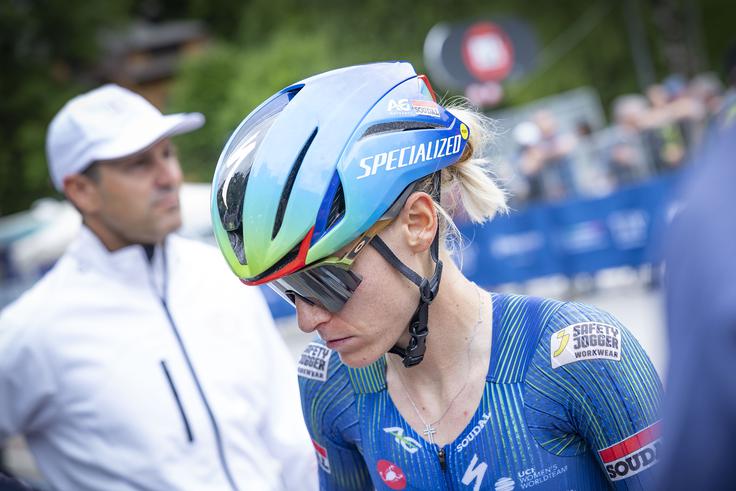 Urška Žigart je na cestni oviri za zmanjševanje hitrosti izgubila nadzor nad kolesom ter zgrmela prek krmila pri okoli 50 kilometrih na uro in negibno obležala na cesti. | Foto: Ana Kovač