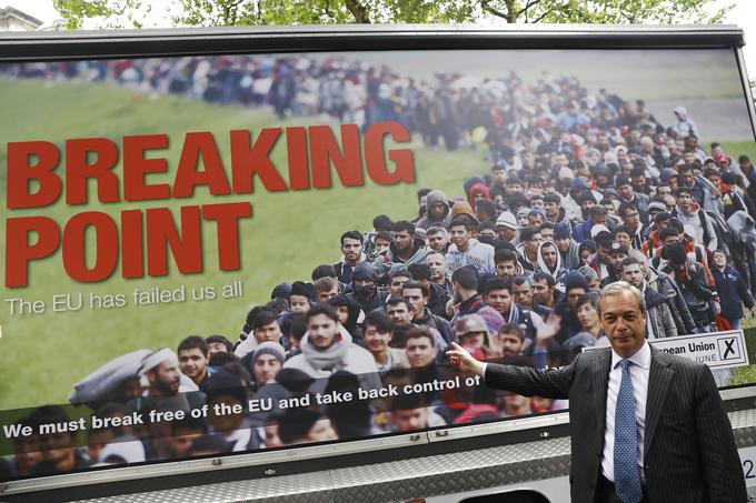 Kampanja je dobila slovenski pridih, ko so zagovorniki brexita začeli uporabljati plakat s fotografijo reke beguncev, posneto na slovenski meji. Migracije zagovorniki brexita uporabljajo kot enega od glavnih razlogov za izstop iz EU, češ da bodo v nasprotnem primeru Veliko Britanijo preplavili migranti. | Foto: Reuters