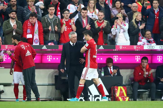 Trener Carlo Ancelotti ga je po bolečem padcu na ramo takoj zamenjal. | Foto: Reuters