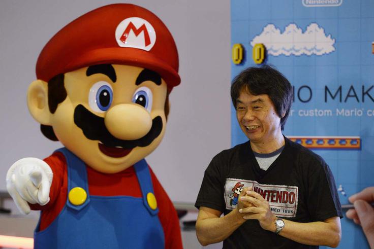 Najljubši hobi Japonca Šigera Mijamota, očeta svetovno znanega junaka videoiger Super Maria, je ugibanje, koliko merijo predmeti, na katere naleti med pohajkovanjem po mestu, doma ali pa v pisarni. Mijamoto zaradi svojega hobija s sabo vedno nosi šiviljski meter, s katerim nato preverja, kako dobro je ocenil dolžine opazovanih predmetov. | Foto: Reuters
