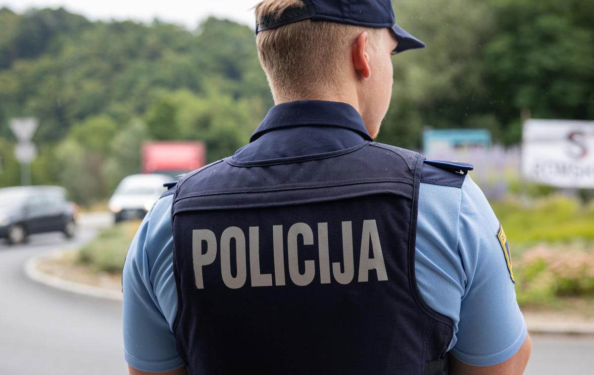 Policist | Policisti zbirajo obvestila o storilcu in dejanju ter bodo obveščali pristojno državno tožilstvo.   | Foto STA