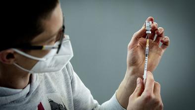 Znanost se želi prepričati, da je pri zatiranju epidemije treba vključiti prav vse starostne skupine