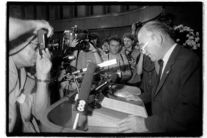 France Bučar | Predsednik slovenskega parlamenta France Bučar 25. junija 1991 razglaša osamosvojitev Slovenije. V spomin na ta dogodek 25. junija praznujemo dan državnosti. | Foto Tone Stojko, hrani Muzej novejše zgodovine Slovenije