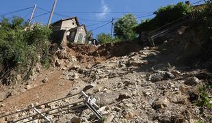 Pri Kamniku skalni podor ogrozil dva objekta, osem oseb evakuirali (video)