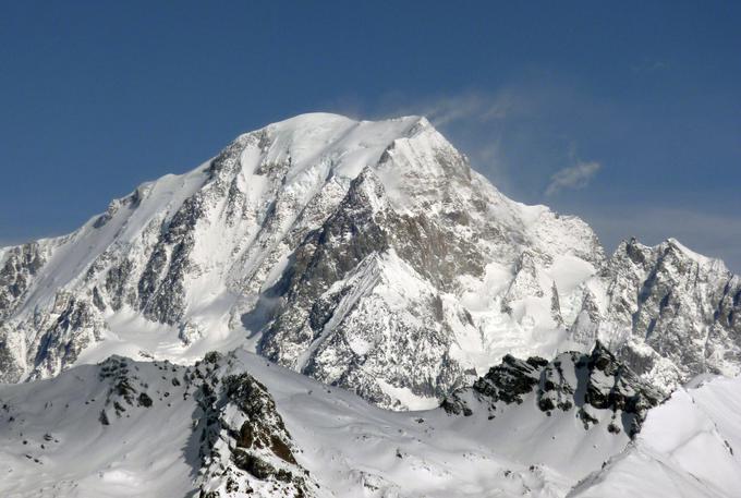 Mont Blanc (sl. Bela gora) je najvišji gora v Alpah, saj meri 4.810 metrov. Vrh Mont Blanca si lastijo tako Francozi kot Italijani, ki gori pravijo Monte Bianco. | Foto: Reuters