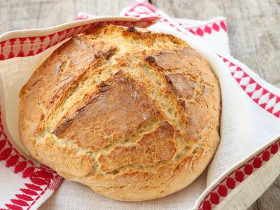 Kruh iz domače peke: slasten okus, hrustljava skorja in značilne luknje v notranjosti