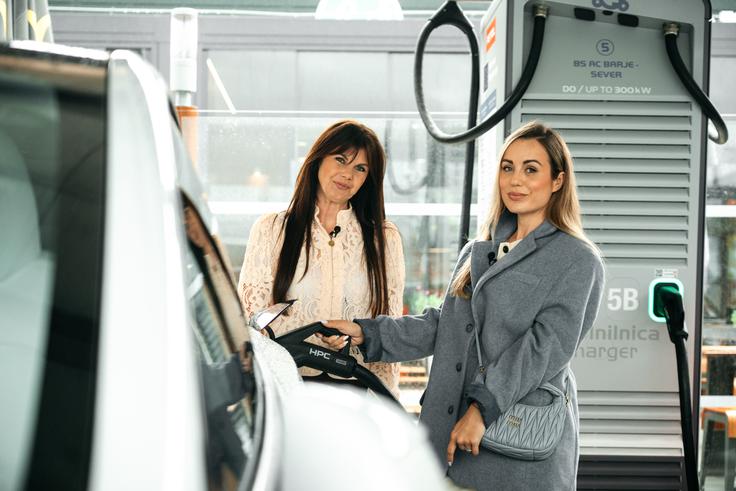 Poleg izbrane ugodnosti Petrol vsem uporabnikom elektrike za dom omogoča še nekaj, kar bo posebej razveselilo voznike električnih vozil: 50 odstotkov popusta na javno polnjenje na Petrolovi polnilni infrastrukturi v Sloveniji in na Hrvaškem. | Foto: Jan Lukanović