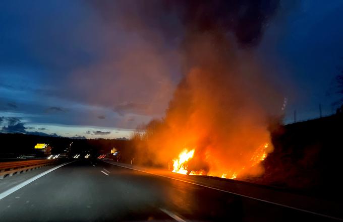 Goreče osebno vozilo na dolenjski avtocesti | Foto: Ana Kovač