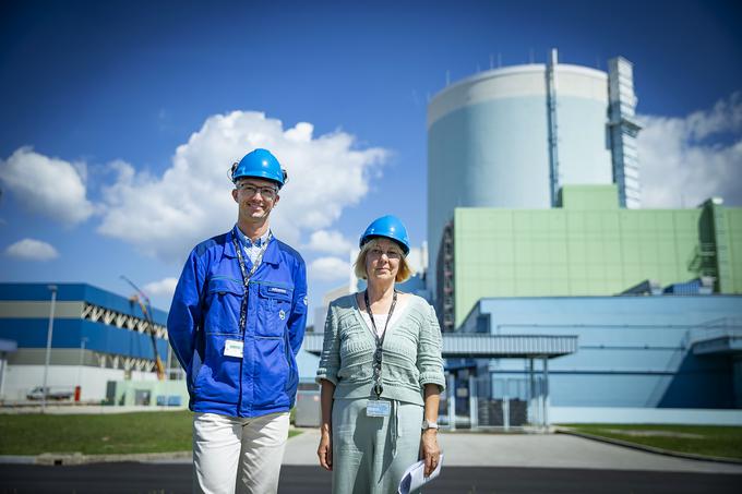 Andrej Kavčič in Ida Novak-Jerele v tehnološkem delu jedrske elektrarne Krško. | Foto: Ana Kovač