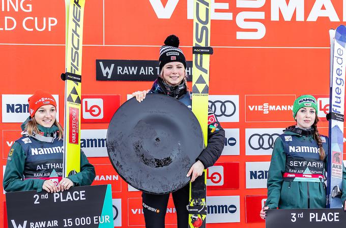 Maren Lundby slavi novo zmago in tudi prvo mesto v skupnem seštevku norveške turneje, ki ji je prineslo 35.000 evrov. | Foto: Sportida