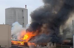 Velik požar v Osijeku. Zagorelo skladišče Hrvaških železnic. #video