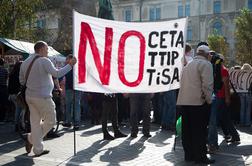 Proti prostotrgovinskim sporazumom v Ljubljani protestiralo več kot 200 ljudi (video)