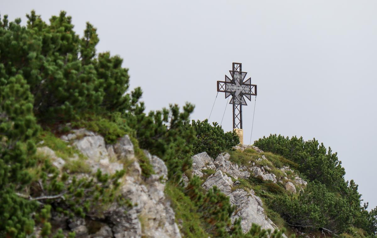 Pristovški Storžič | Na vrhu Pristovškega Storžiča je križ v spomin na koroški plebiscit. | Foto Matej Podgoršek