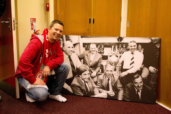 Račičev vnuk Tomaž Račič je velik ljubitelj nogometnega kluba Liverpool, ljubezen do Redsov pa je prevzel tudi današnji stoletnik. | Foto: Osebni arhiv Tomaža Račiča