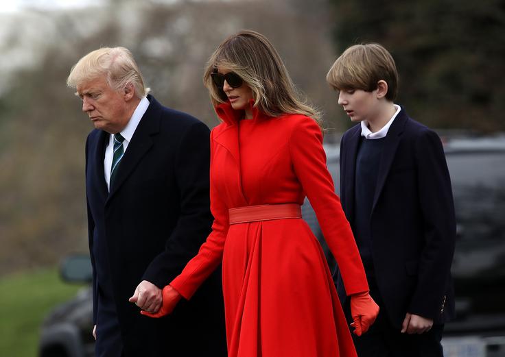 Ko jo je Donald tukaj prijel za roko, naj bi mu jo izmaknila takoj, ko sta se vkrcala na letalo. | Foto: Getty Images