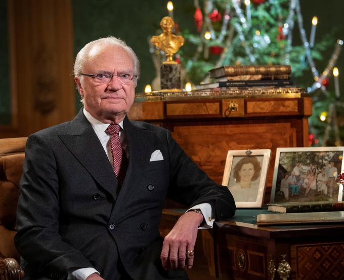 Švedski pristop do pandemije je v nedavnem intervjuju grajal tudi švedski kralj Carl XVI. Gustaf. Na vprašanje, ali se boji, da bi se okužil z nevarnim virusom, je 74-letni kralj odgovoril: "V zadnjem času se mi zdi to vse bolj očitno. Prikradel se je vse bližje in bližje. To ni tisto, kar si želite." | Foto: Reuters