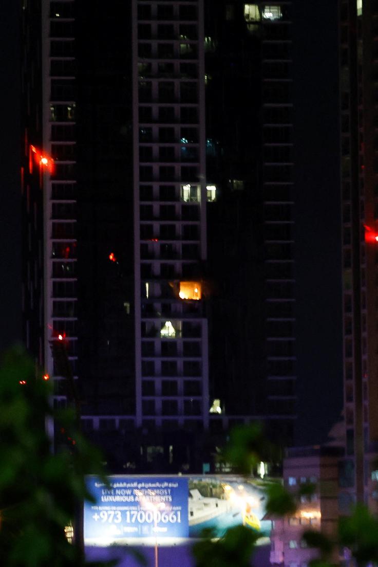 Požar v hotelu Hilton v Džufairju, okrožju v Manami, glavnem mestu Bahrajna, po napadu iranskega brezpilotnega letala | Foto: Reuters