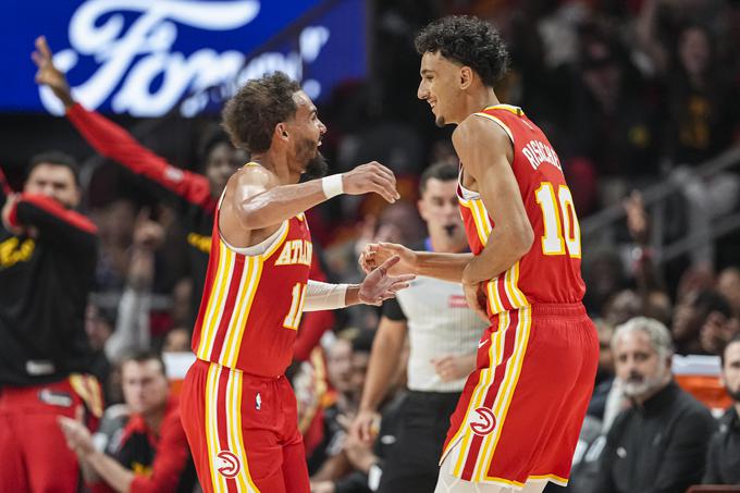 Trae Young in Zaccharie Risacher sta na uvodni tekmi nove sezone premagala Brooklyn. | Foto: Reuters