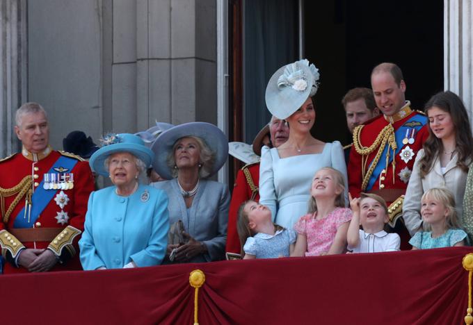 Kraljica Elizabeta II. z družino v Londonu 9. junija 2018 na dan Trooping the Colour, ko so praznovali tudi kraljičin rojstni dan. Z njo so na balkonu Buckinghamske palače še Catherine Middleton, vojvodinja Cambriška, princ William, vojvoda Cambriški, princesa Charlotte, princ George, princ Harry, vojvoda Susseški, Meghan Markle, vojvodinja Susseška, in drugi člani kraljeve družine. | Foto: Guliverimage/Vladimir Fedorenko