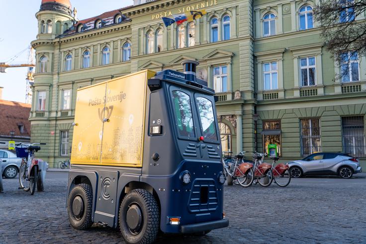 Ugotovitve projekta TRACE kažejo, da največji izziv avtonomne dostave ni sama tehnologija, temveč realno urbano okolje. Pločniki, promet, regulativa in usklajevanje različnih deležnikov predstavljajo bistveno večji izziv kot razvoj robotskih sistemov. | Foto: Pošta Slovenije