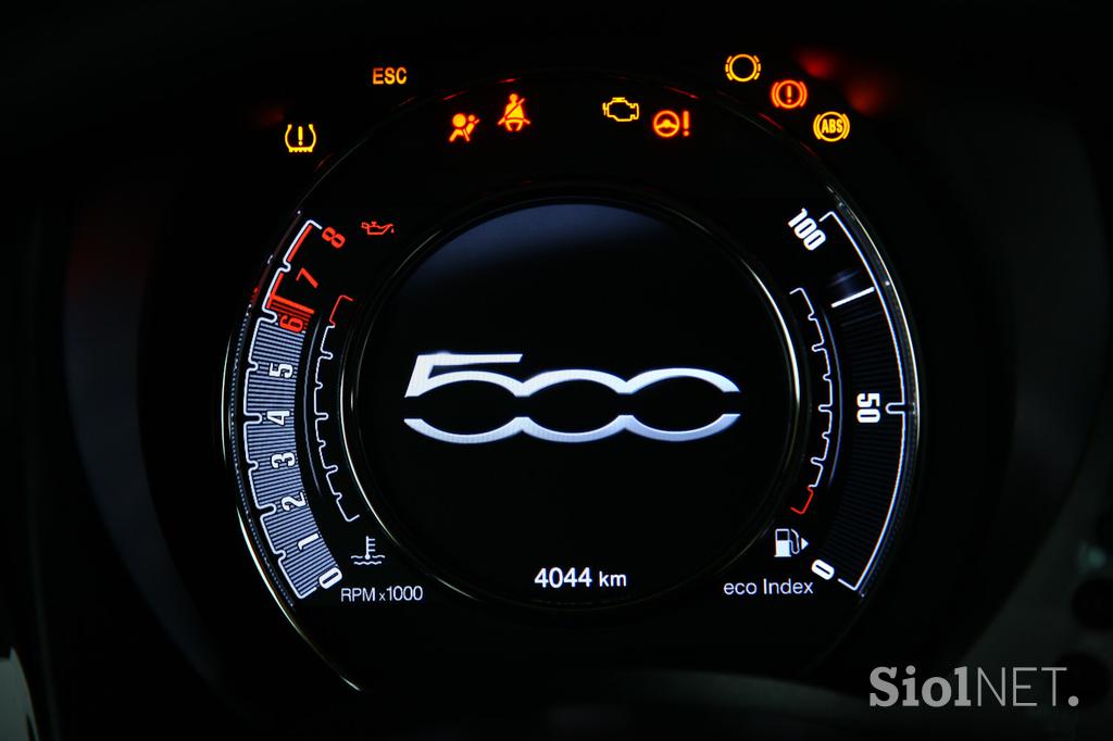 Fiat 500 1.2 8V lounge - šik mestni malček s posluhom za visoko modo