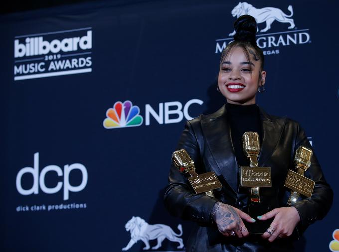 24-letna Ella Mai je slavila v treh kategorijah. Nagrado je prejela v mešani kategoriji najboljšega R&B izvajalca, zmagala je tudi v ženski kategoriji R&B izvajalk. Nagrajena je bila tudi najboljšo R&B pesem, poimenovano Boo'd up. | Foto: Reuters