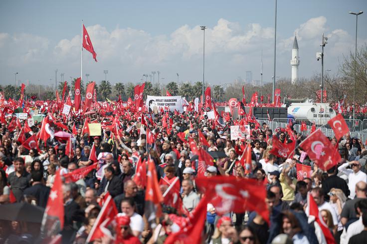 Protesti v podporo priprtemu županu Istanbula Ekremu Imamogluju | Foto: Reuters