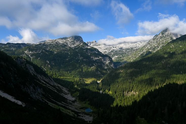 Na vzponu po zahodnem pobočju Babe se nam odpre prvi pogled proti Krnu in dolini s Krnskim jezerom. | Foto: Matej Podgoršek