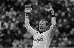 Vlak trčil v avtomobil, umrl nekdanji nogometaš