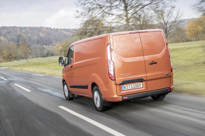 Samo letos so v Sloveniji prodali skoraj 1.400 transitov (skupaj s potniško izvedbo kombija tourneo custom), kar zagotavlja 25-odstotni delež na trgu enotonskih dostavnikov.  | Foto: Ford