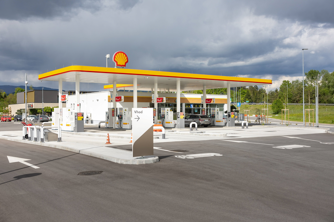 Shell ima v Sloveniji 40 maloprodajnih bencinskih servisov in sedem črpalk brez osebja za tovornjake. Na fotografiji Shellov center mobilnosti v Žalcu. | Foto: Žiga Intihar, Shell Adria d.o.o.