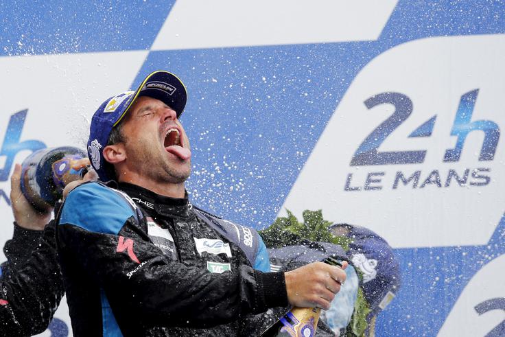 Filmski igralec Patrick Dempsey je lani v Le Mansu tako slavil svoje drugo mesto v kategoriji, letos je na dirki prisoten s svojim moštvom Dempsey-Proton Racing.  | Foto: 