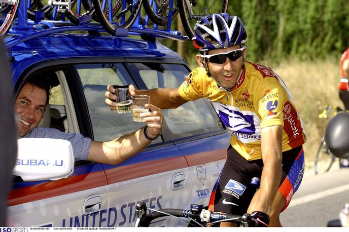 Roberto Heras Vuelta 2003 BRUYNEEL | Nekdanji španski kolesar Roberto Heras je rekorder po številu skupnih zmag na Dirki po Španiji. Osvojil je štiri Vuelte, zadnjo v sumljivih okoliščinah. Na fotografiji: na Vuelti leta 2003 nazdravlja s športnim direktorjem ekipe US Postal Johanom Bruneelom. | Foto Guliverimage