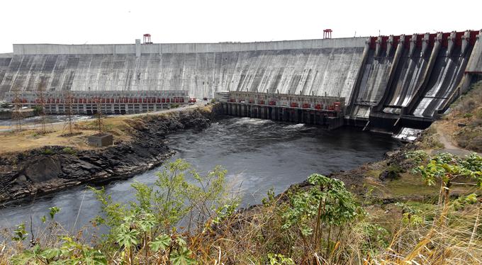 Hidroelektrarna Guri ni edina, raven voda je na nevarno nizko raven padla v vseh 18 hidroelektrarnah po državi, prebivalci pa so redno podvrženi električnim mrkom in omejitvam pri oskrbi s pitno vodo. | Foto: Reuters
