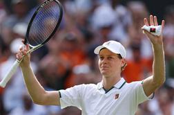 Srb v Wimbledonu namučil številko ena