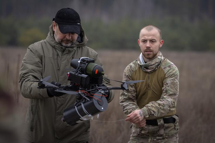Lastne drone, ki za komunikacijo uporabljajo optične kable, razvija tudi Ukrajina (na fotografiji). Takšni droni so lahko na bojišču sicer izredno učinkoviti, a imajo zaradi občutljivosti optičnih kablov in fizične povezave med dronom in upravljavcem tudi visok delež izgub. Medij Insider je aprila poročal, da naj bi Rusi na bojišču v Ukrajini uporabili že tisoč tovrstnih dronov, od katerih pa jih kar od sto do 200 ni doseglo svojega cilja.  | Foto: Guliverimage