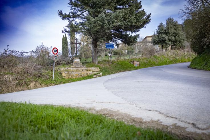 Pogačarjev ovinek – prizorišče padca Pogačarja na lanski dirki Strade Bianche. | Foto: Ana Kovač