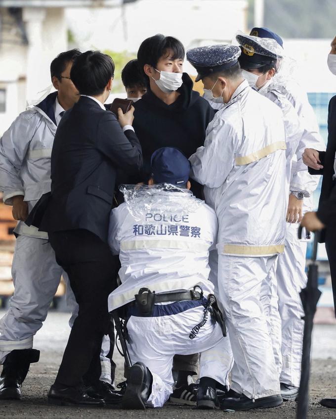Premierjeva varnostna služba je pridržala neznanega moškega.  | Foto: Reuters