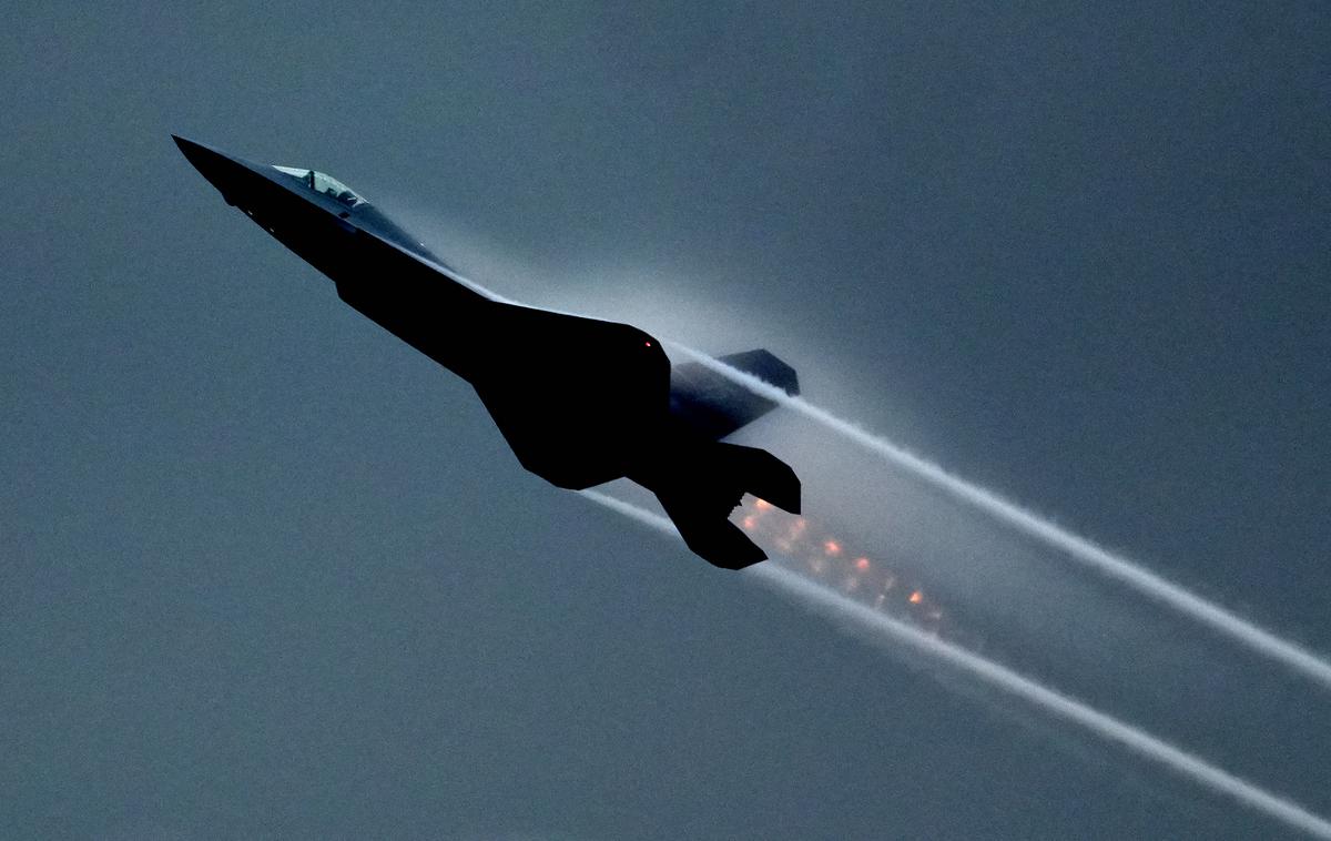 J-35A | J-35A je kitajsko večnamensko bojno letalo pete generacije, ki ga izdelujejo od leta 2023. Spada med t.i. nevidna (stealth) letala, tj. letala z zmanjšano radarsko opaznostjo. Na fotografiji: J-35A v letu na kitajskem mednarodnem letalskem sejmu novembra 2024. | Foto Guliverimage