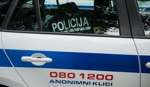 Policista v Kranju iz pregretega vozila rešila otroka